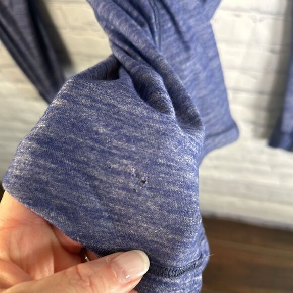✨ Long Sleeve Lululemon Workout Top - Size 6, Small Hole Near Bottom - Picture 3 of 5